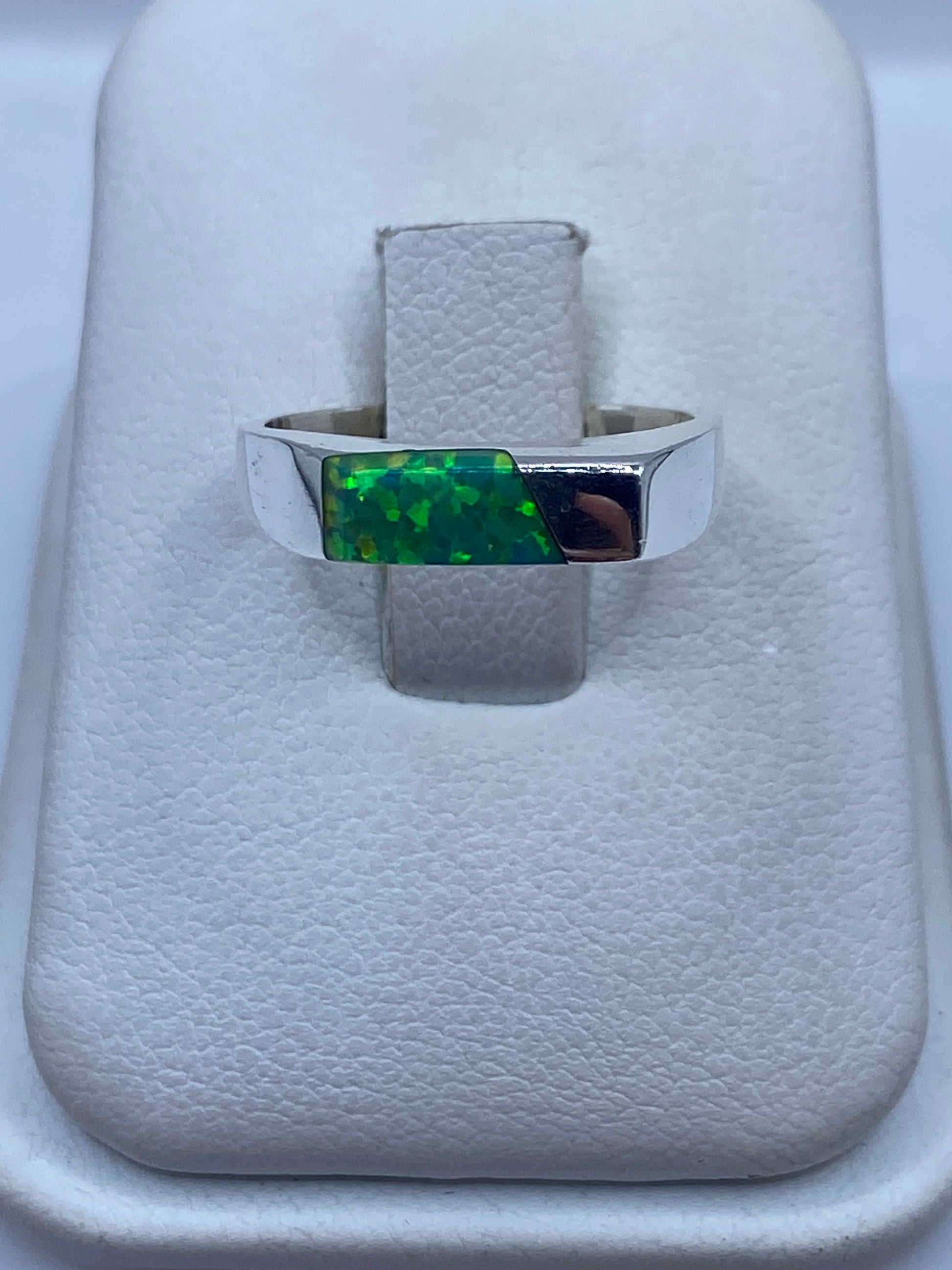 Anillo de plata .950 con ópalo de fuego verde limón en estuche blanco