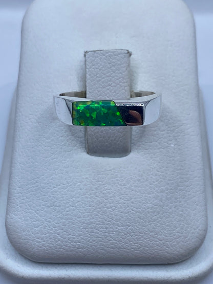 Anillo de plata .950 con ópalo de fuego verde limón en estuche blanco