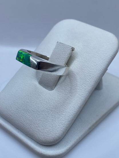 Detalle del ópalo de fuego verde limón en anillo de plata maciza, mostrando el fuego natural