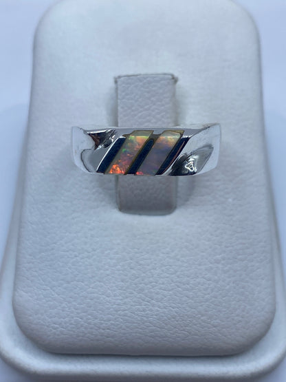 Anillo de plata .950 con ópalo de fuego solitario mostrando fuegos rojos y naranjas