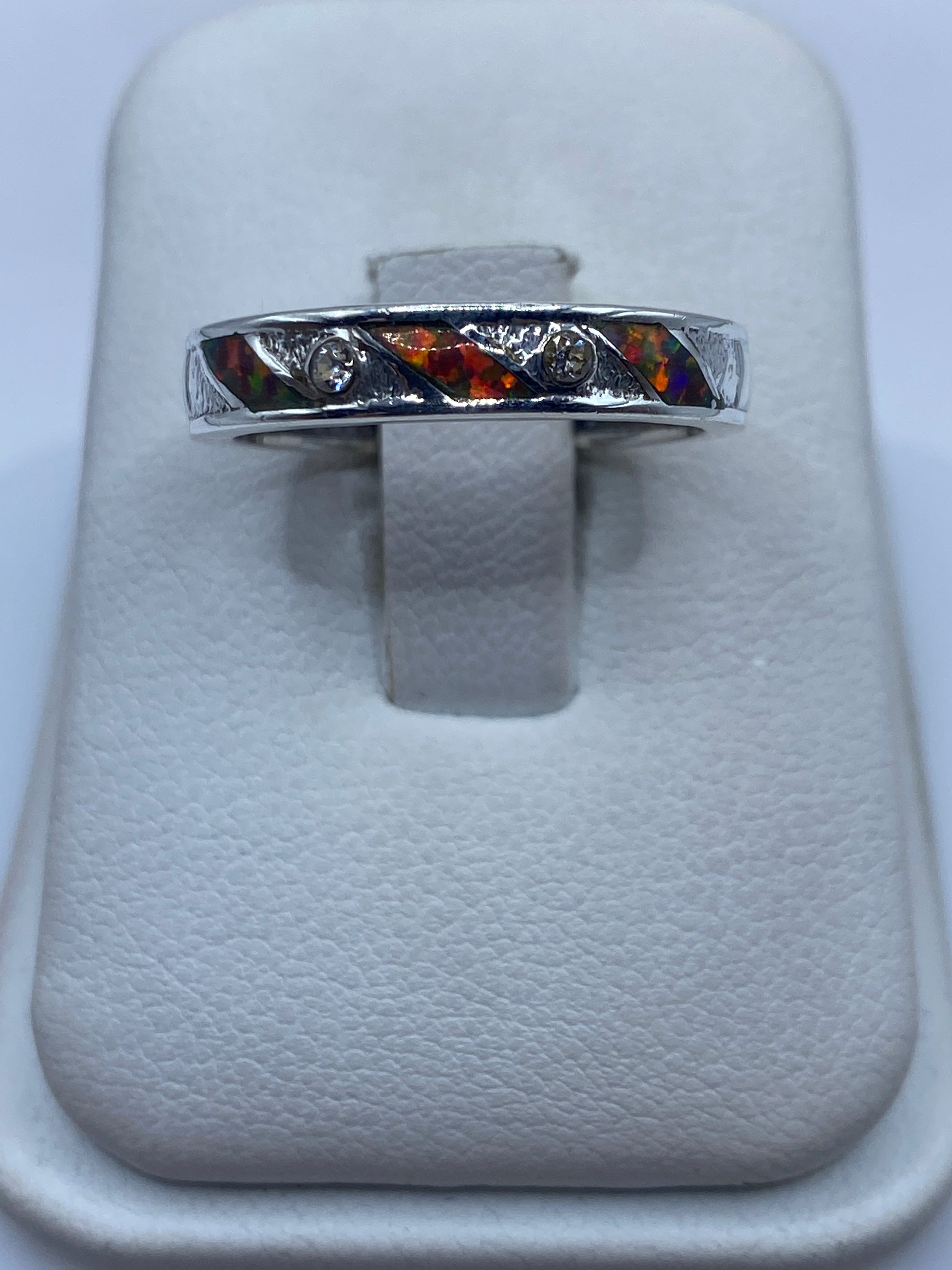 Anillo de plata .950 con ópalo de fuego multicolor en estuche blanco