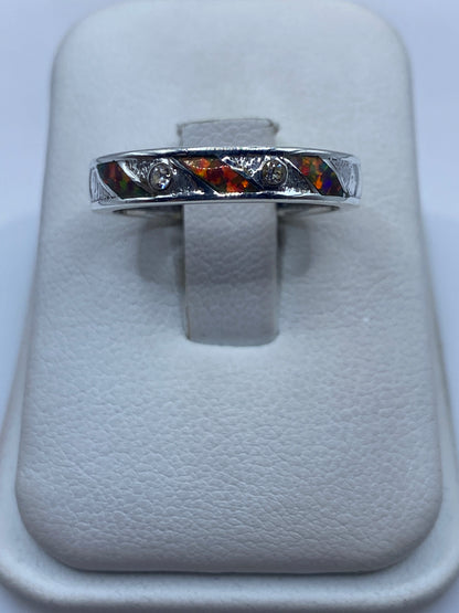Anillo de plata .950 con ópalo de fuego multicolor en estuche blanco