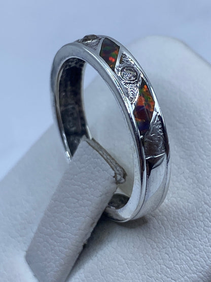 Vista lateral del anillo moderno en plata pulida, ópalo visible desde el perfil