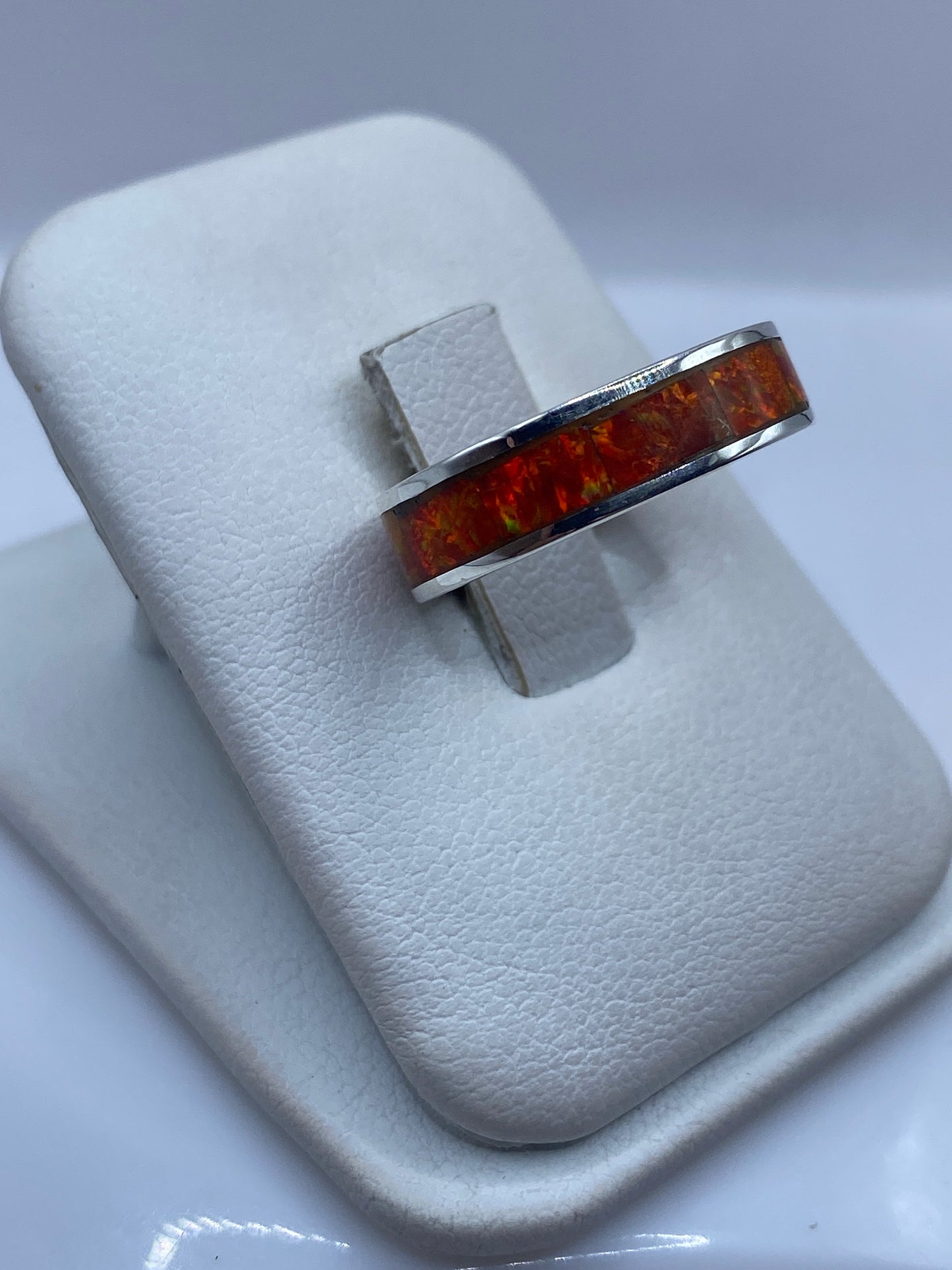 Vista lateral del anillo minimalista en plata pura mostrando la banda de 4 mm