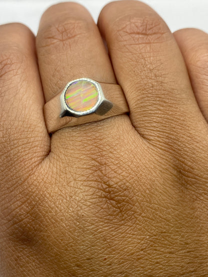 Anillo sobre fondo blanco mostrando el sello 925 MEXICO en la banda interior