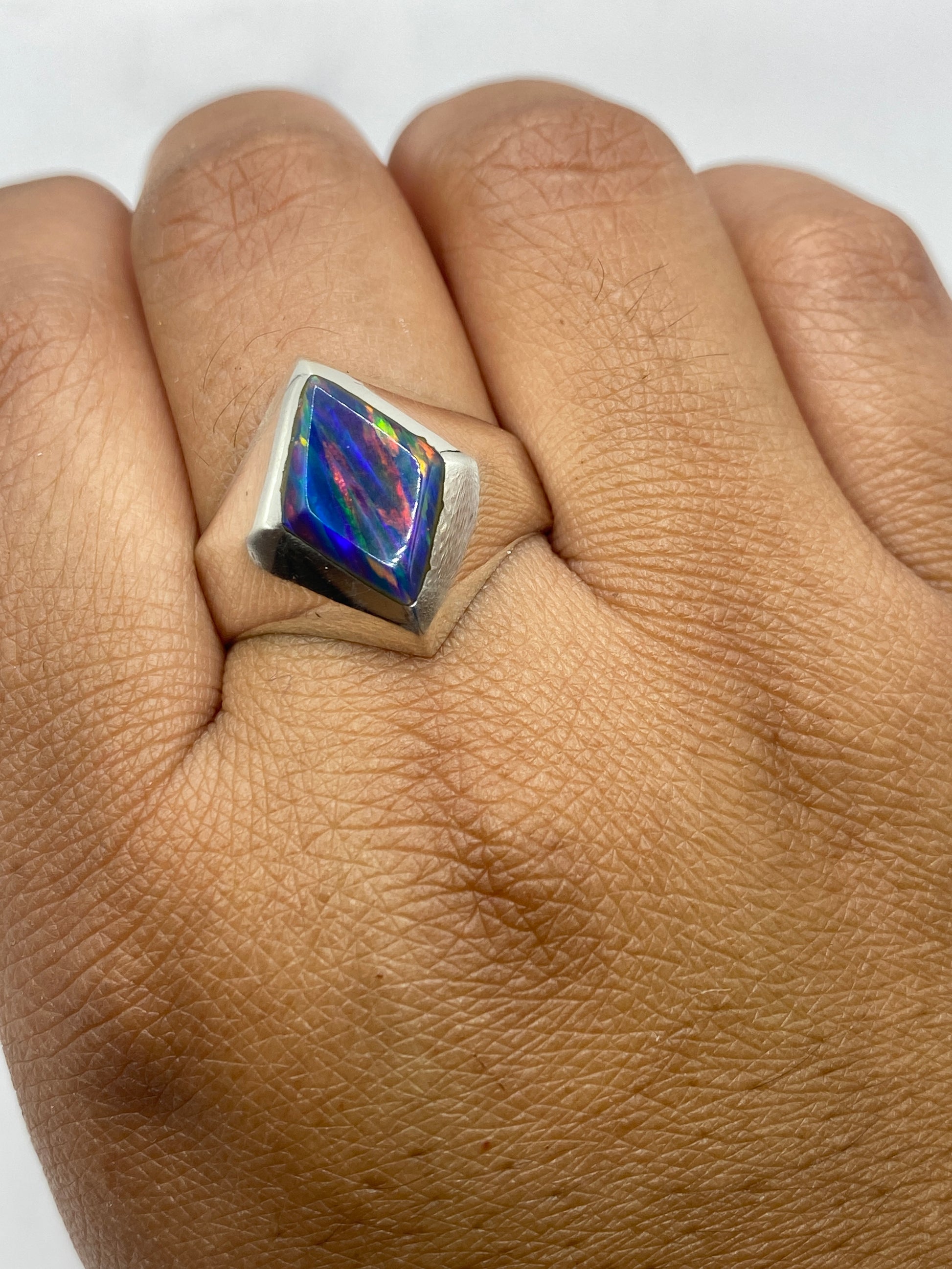 Anillo signet de plata en la mano de un hombre, luz natural