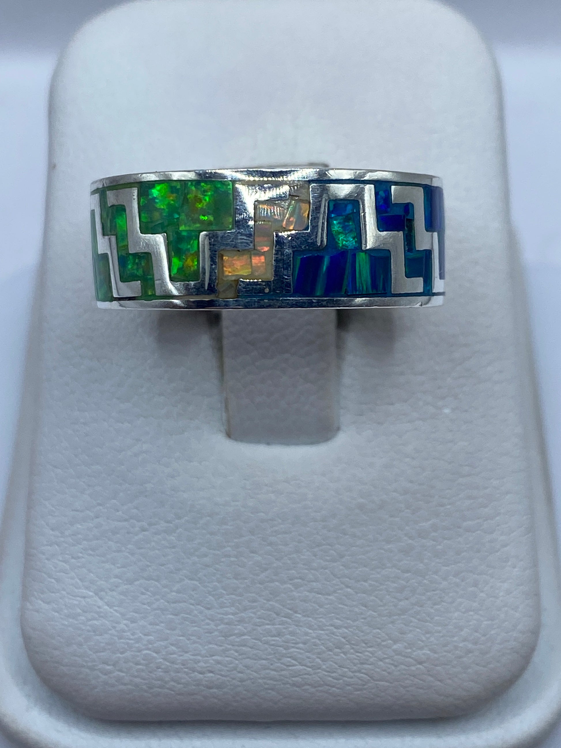 Anillo de plata .950 con ópalo de fuego multicolor en patrón geométrico prehispánico