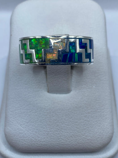 Anillo de plata .950 con ópalo de fuego multicolor en patrón geométrico prehispánico