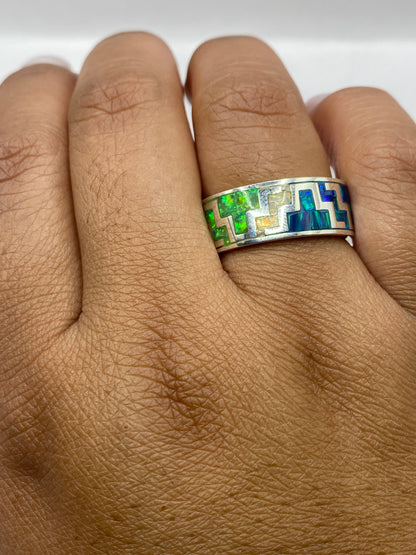Anillo prehispánico sobre dedo mostrando el peso y presencia de la pieza