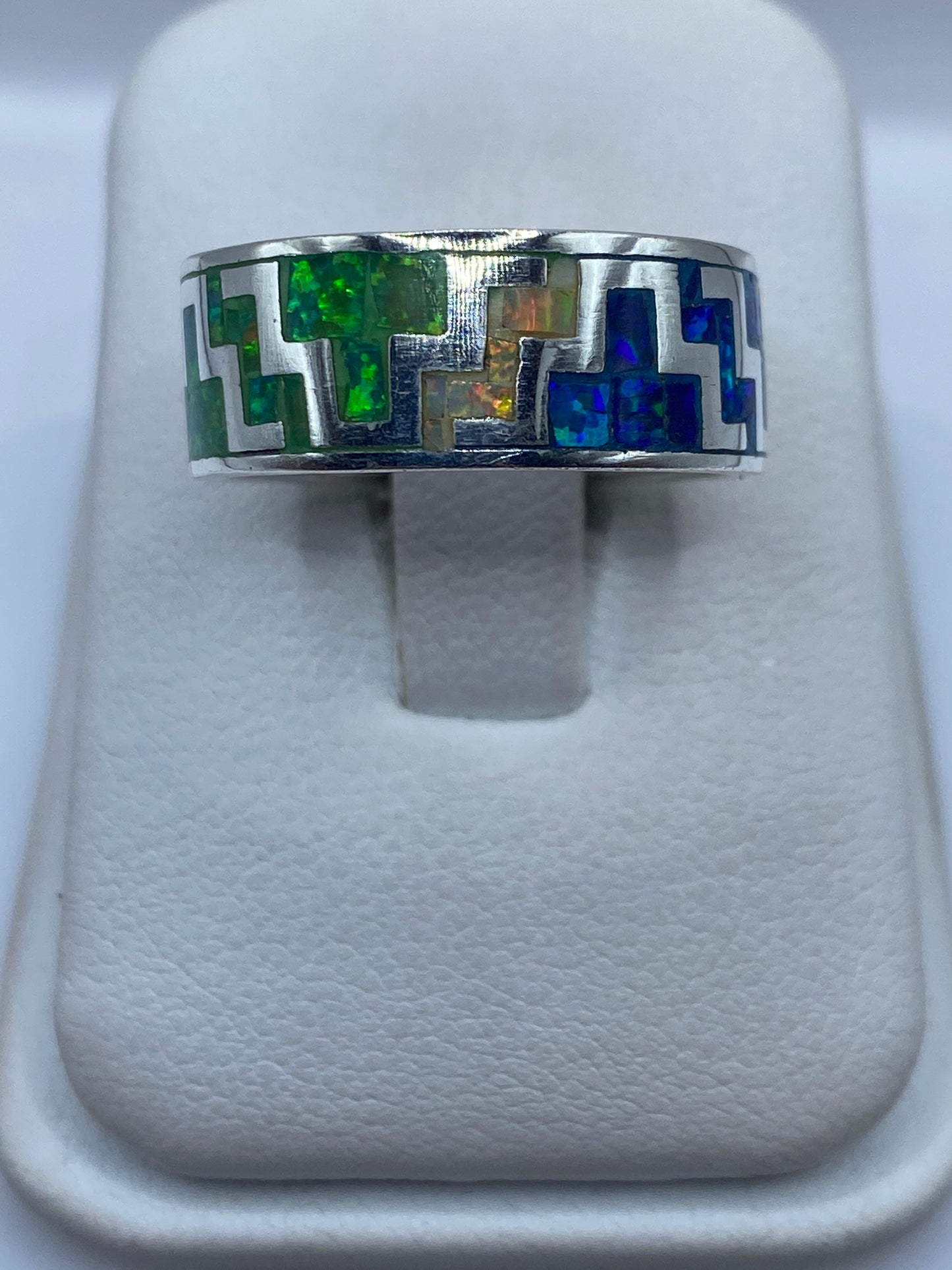 Anillo de plata .950 con ópalo de fuego multicolor en diseño geométrico, vista frontal