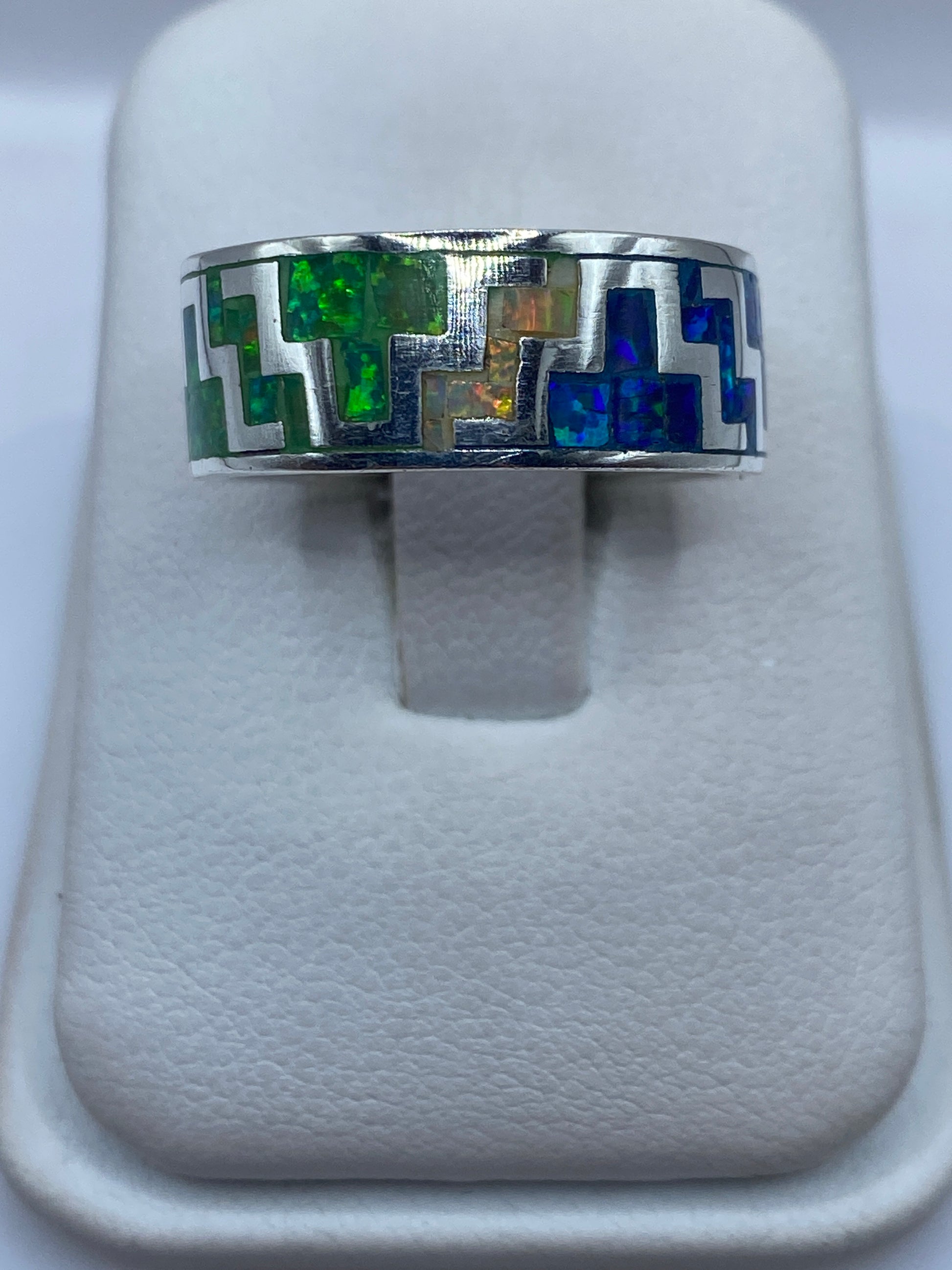 Anillo de plata .950 con ópalo de fuego multicolor en diseño geométrico, vista frontal