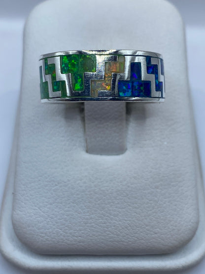 Anillo de plata .950 con ópalo de fuego multicolor en diseño geométrico, vista frontal