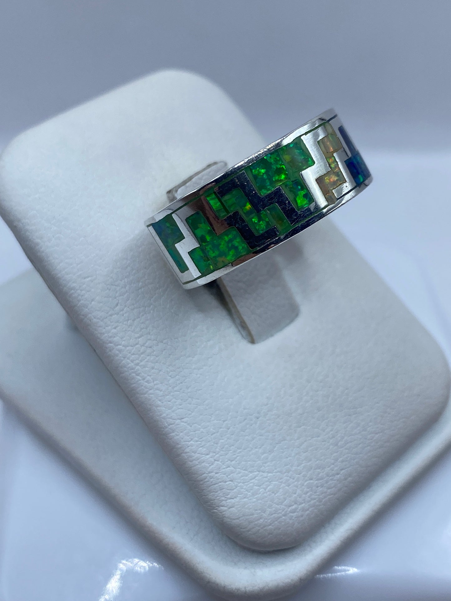 Detalle del juego de luz en el ópalo de fuego del anillo de plata pura