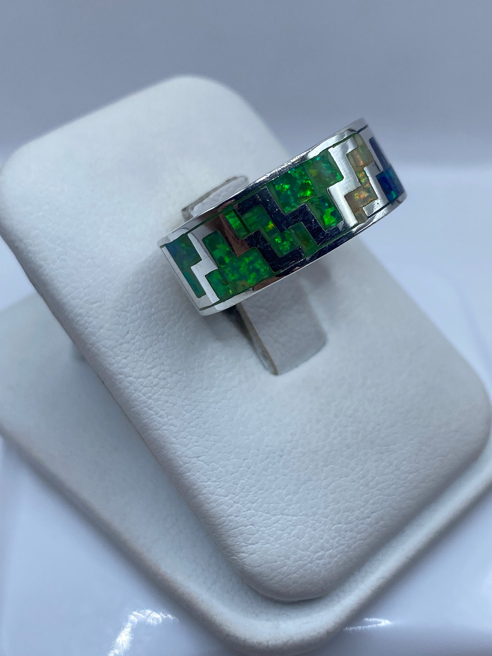 Detalle del juego de luz en el ópalo de fuego del anillo de plata pura