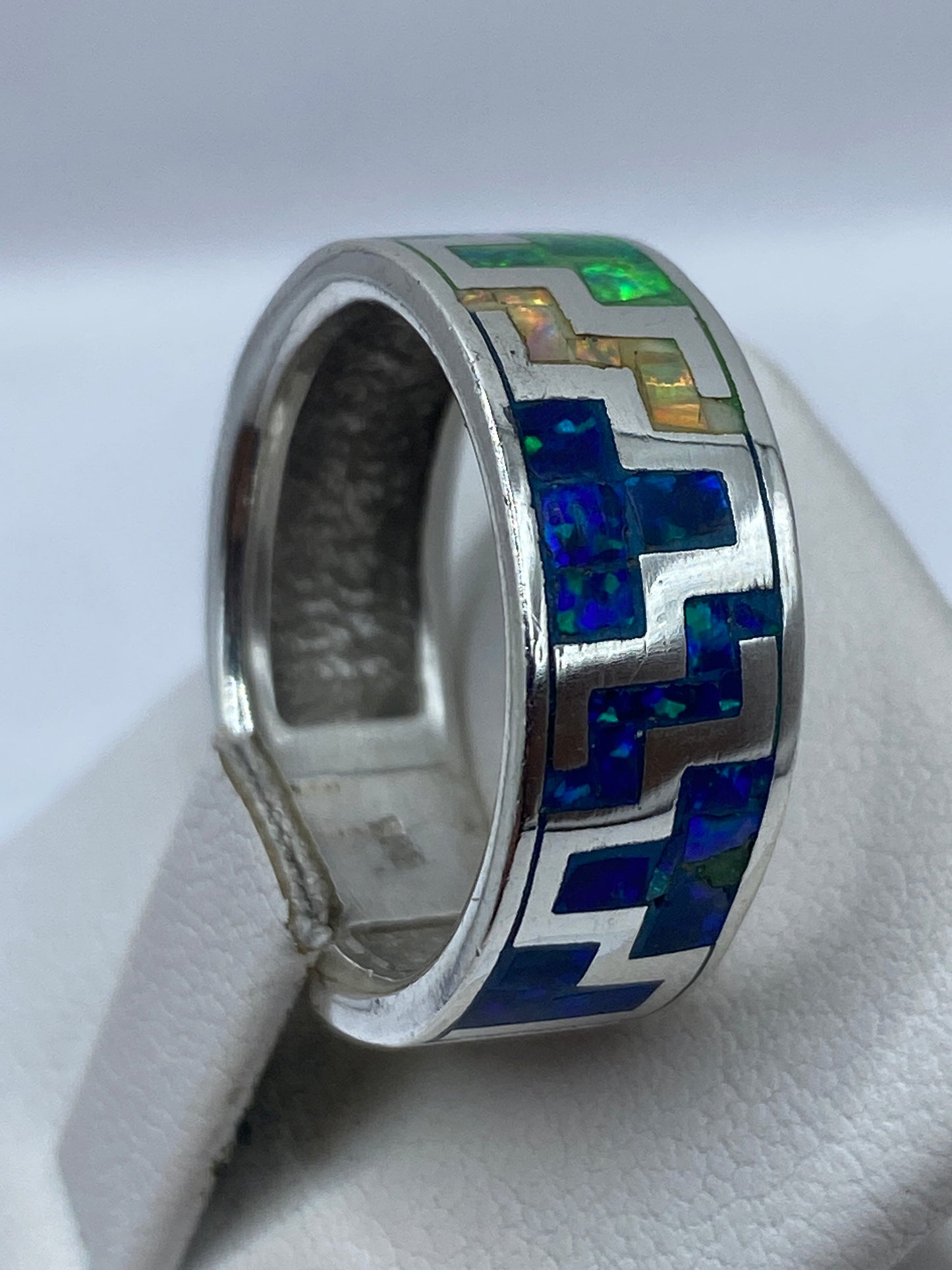 Anillo geométrico en talla 8 mostrando bandas alternas de plata .950