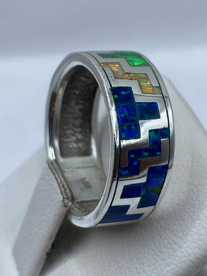 Anillo geométrico en talla 8 mostrando bandas alternas de plata .950