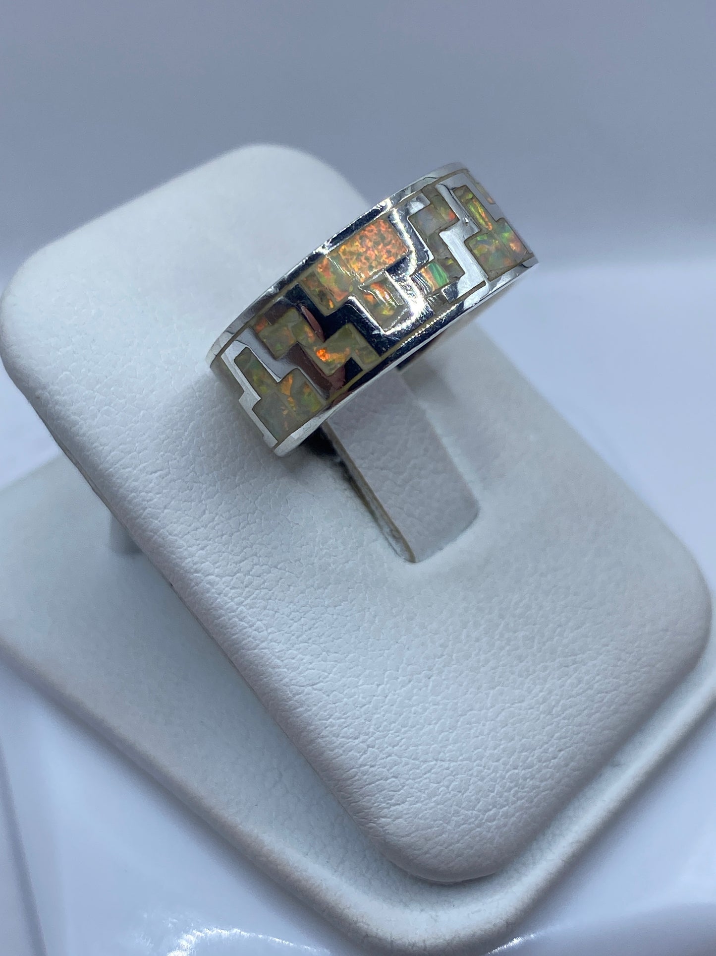 Detalle frontal del engaste geométrico biselado del ópalo en plata pura