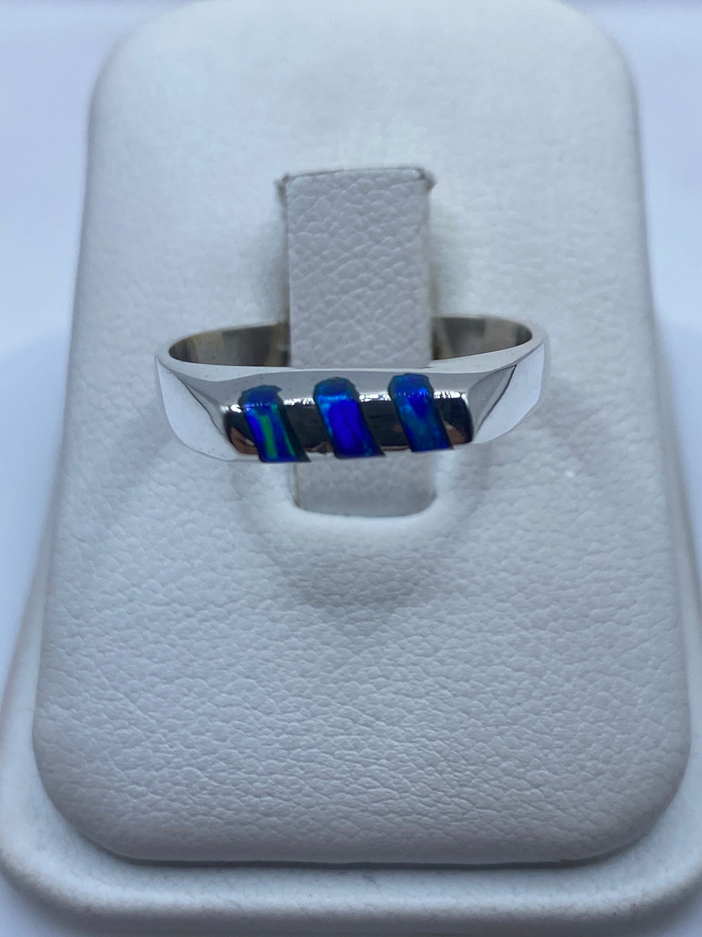 Anillo de plata .925 con ópalo de fuego azul y verde en estuche blanco