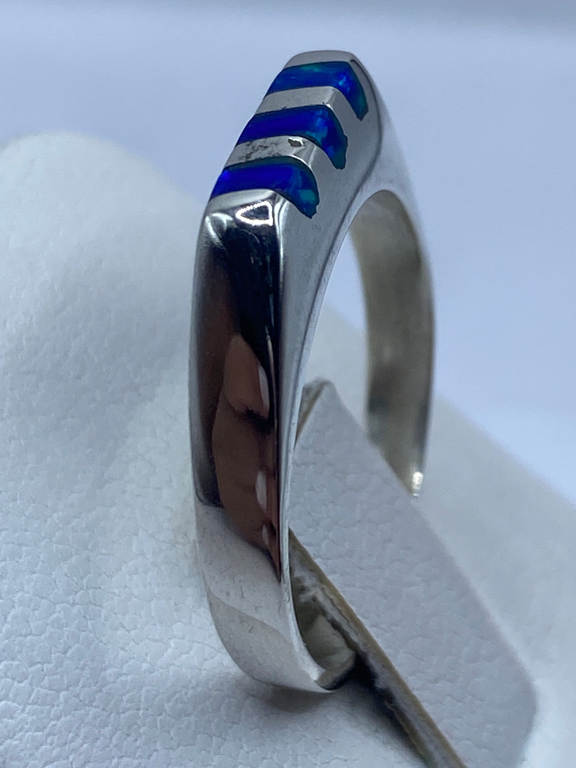 Detalle del ópalo azul con destellos verdes en anillo de plata Taxco