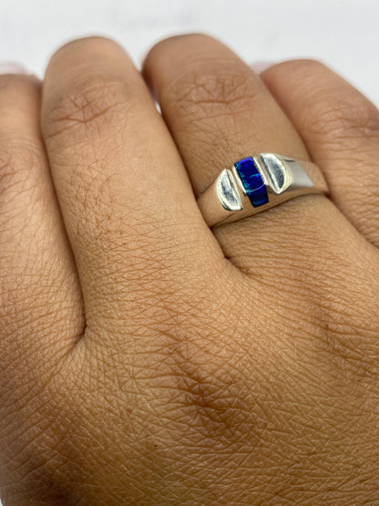 Anillo en mano de mujer exhibiendo el brillo vivo del ópalo con sello .950