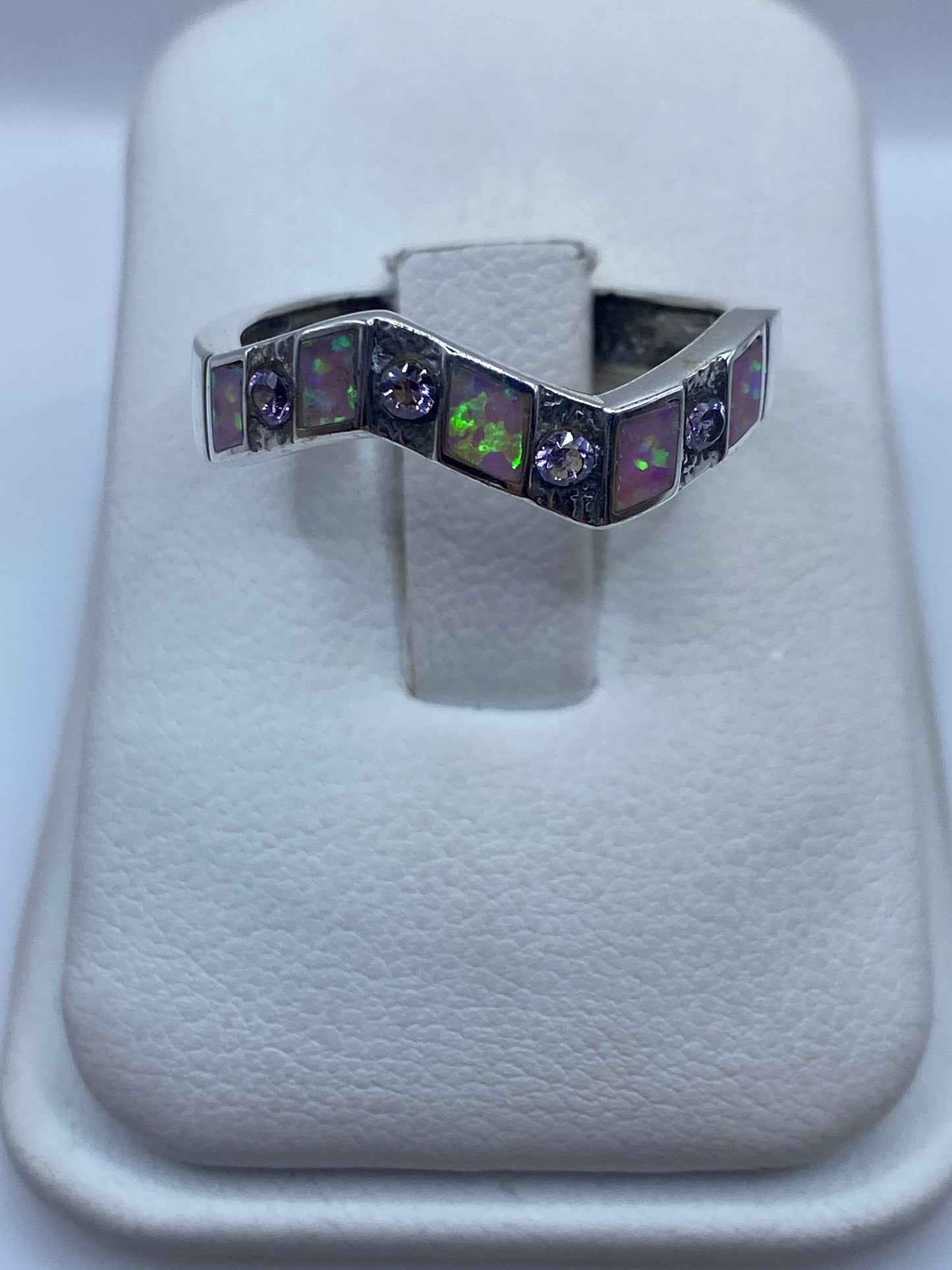 Anillo de plata .950 con ópalo de fuego rosa en su caja de presentación