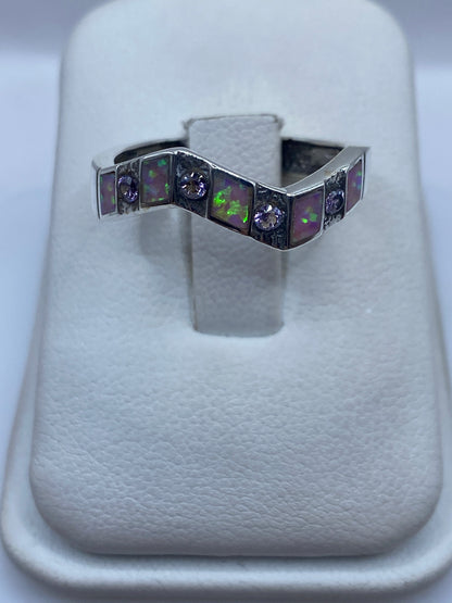 Anillo de plata .950 con ópalo de fuego rosa en su caja de presentación