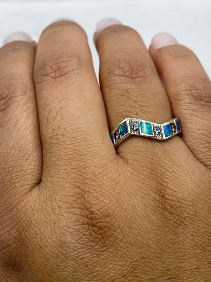Anillo completo sobre fondo gris mostrando sello 950 en la banda de plata