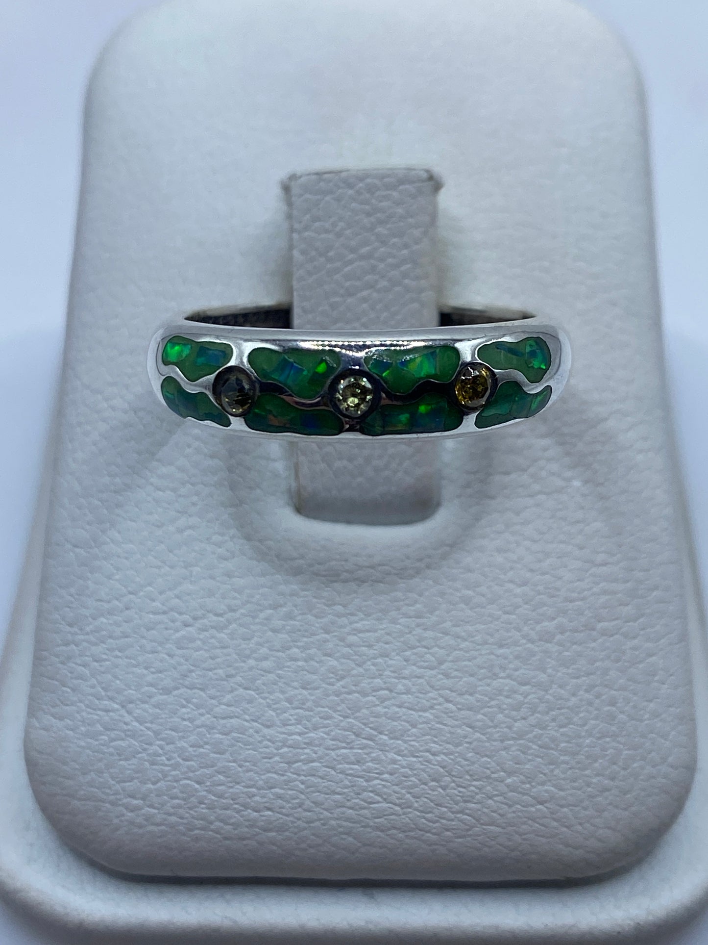 Anillo de plata .950 con ópalo de fuego verde limón sobre maniquí blanco