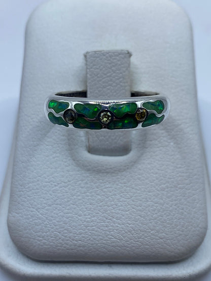 Anillo de plata .950 con ópalo de fuego verde limón sobre maniquí blanco