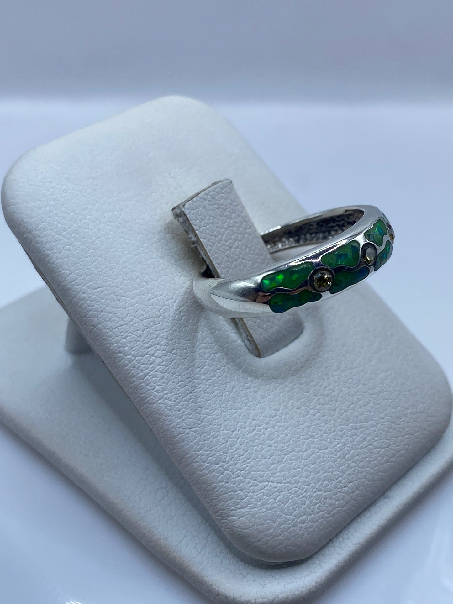 Detalle lateral del anillo mostrando el engaste del ópalo en banda de plata pura