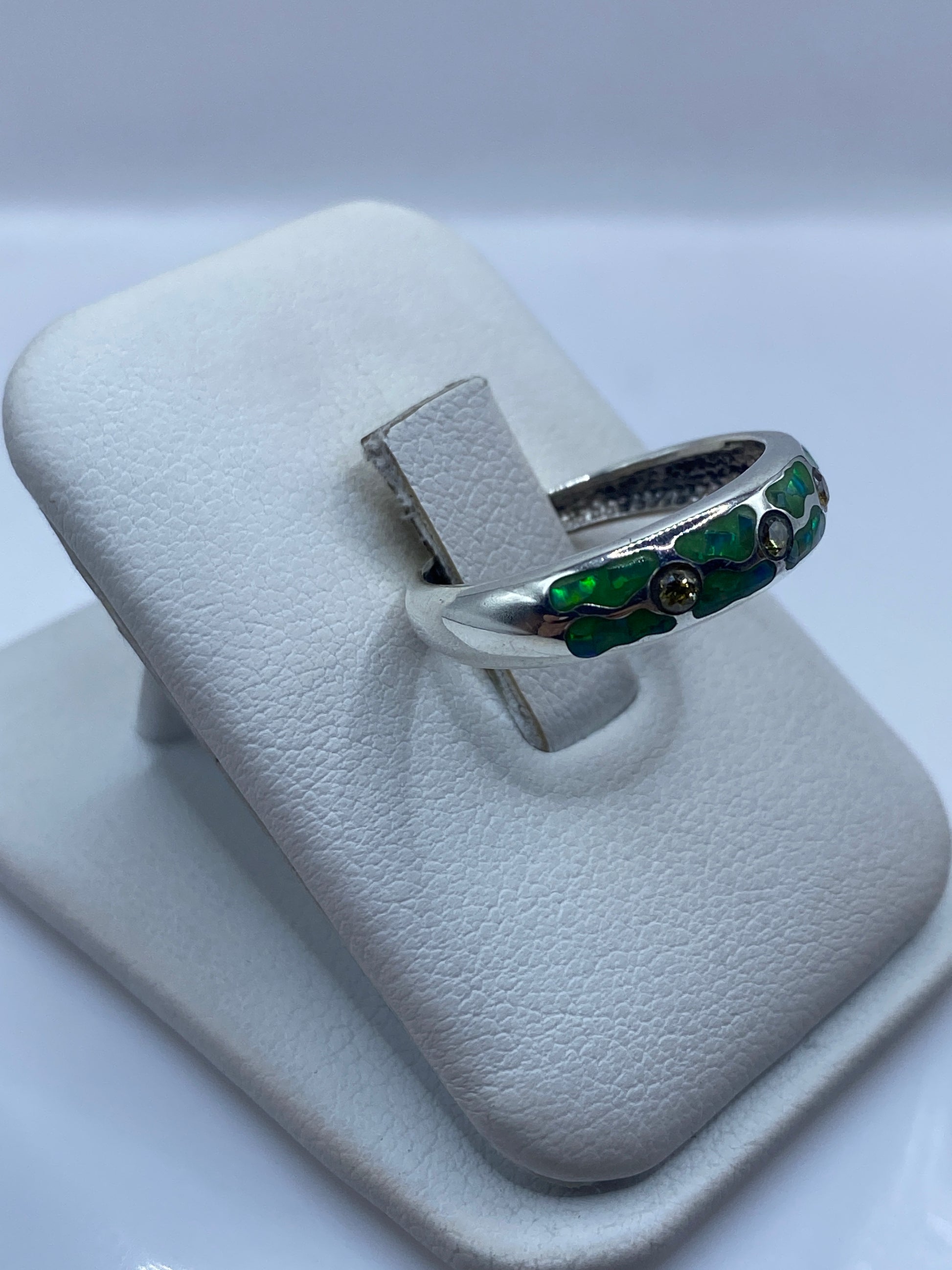 Detalle lateral del anillo mostrando el engaste del ópalo en banda de plata pura