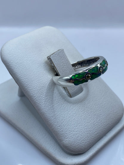 Detalle lateral del anillo mostrando el engaste del ópalo en banda de plata pura