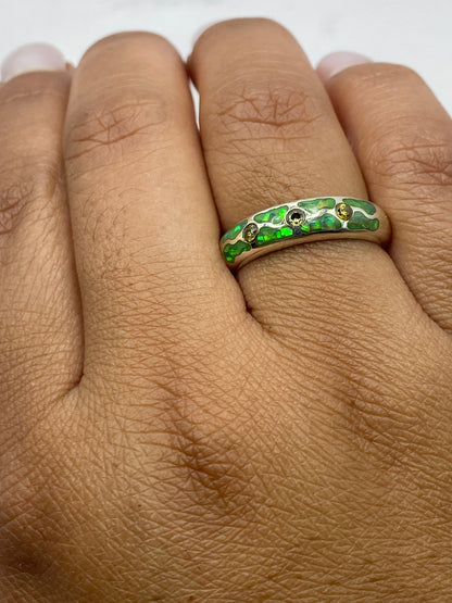Anillo en balanza de precisión mostrando peso de 2.7 gramos y sello hallmark
