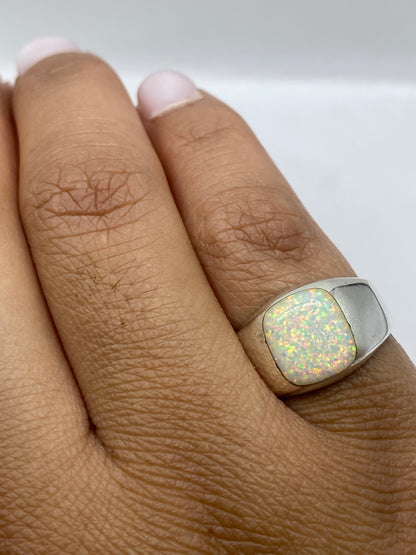 Anillo solitario sobre fondo blanco mostrando el sello de plata .950