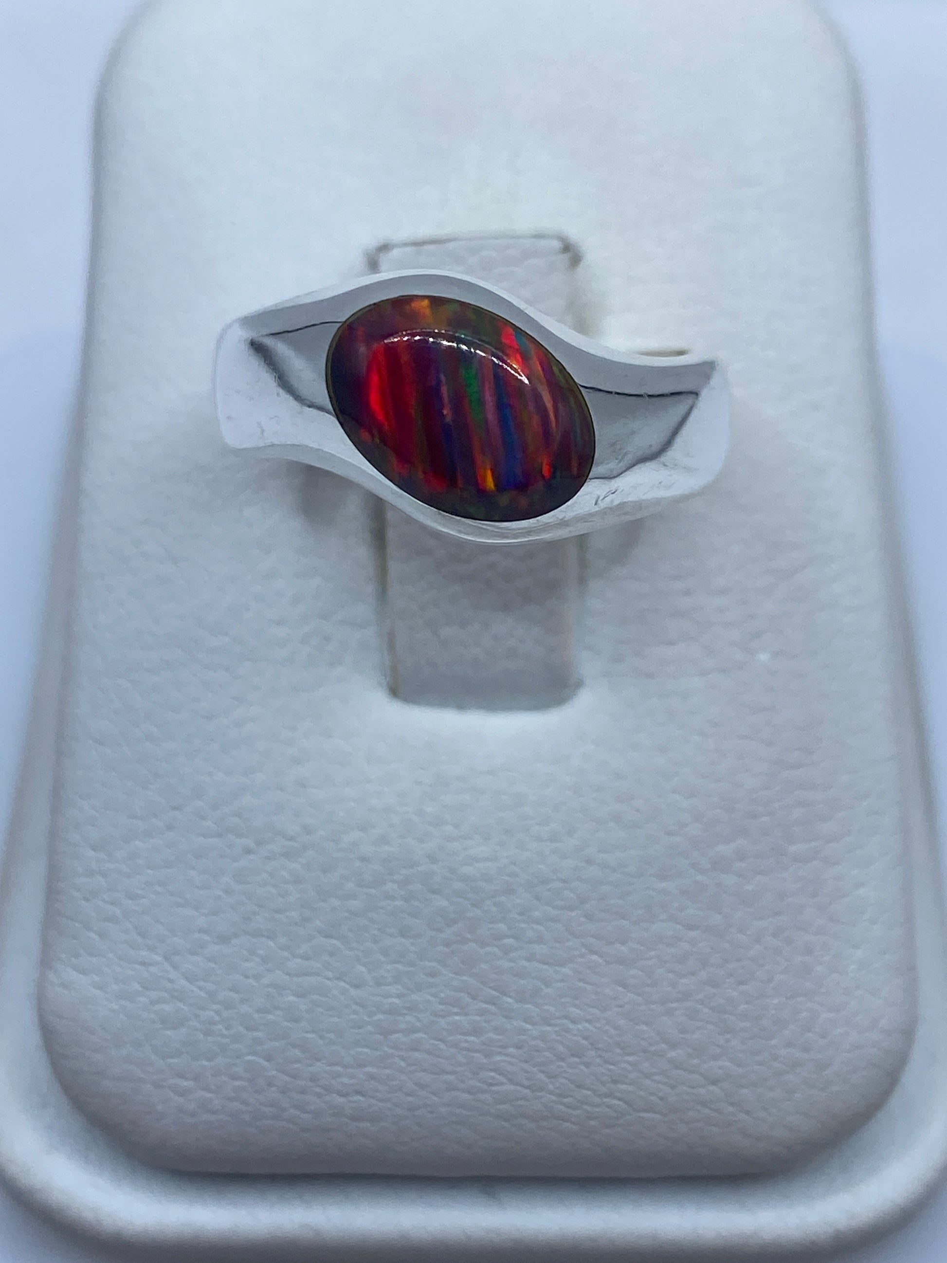 Anillo de plata .950 con ópalo de fuego multicolor en estuche blanco