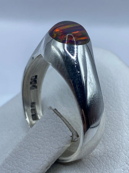 Detalle lateral del anillo en plata brillante con engaste seguro del ópalo