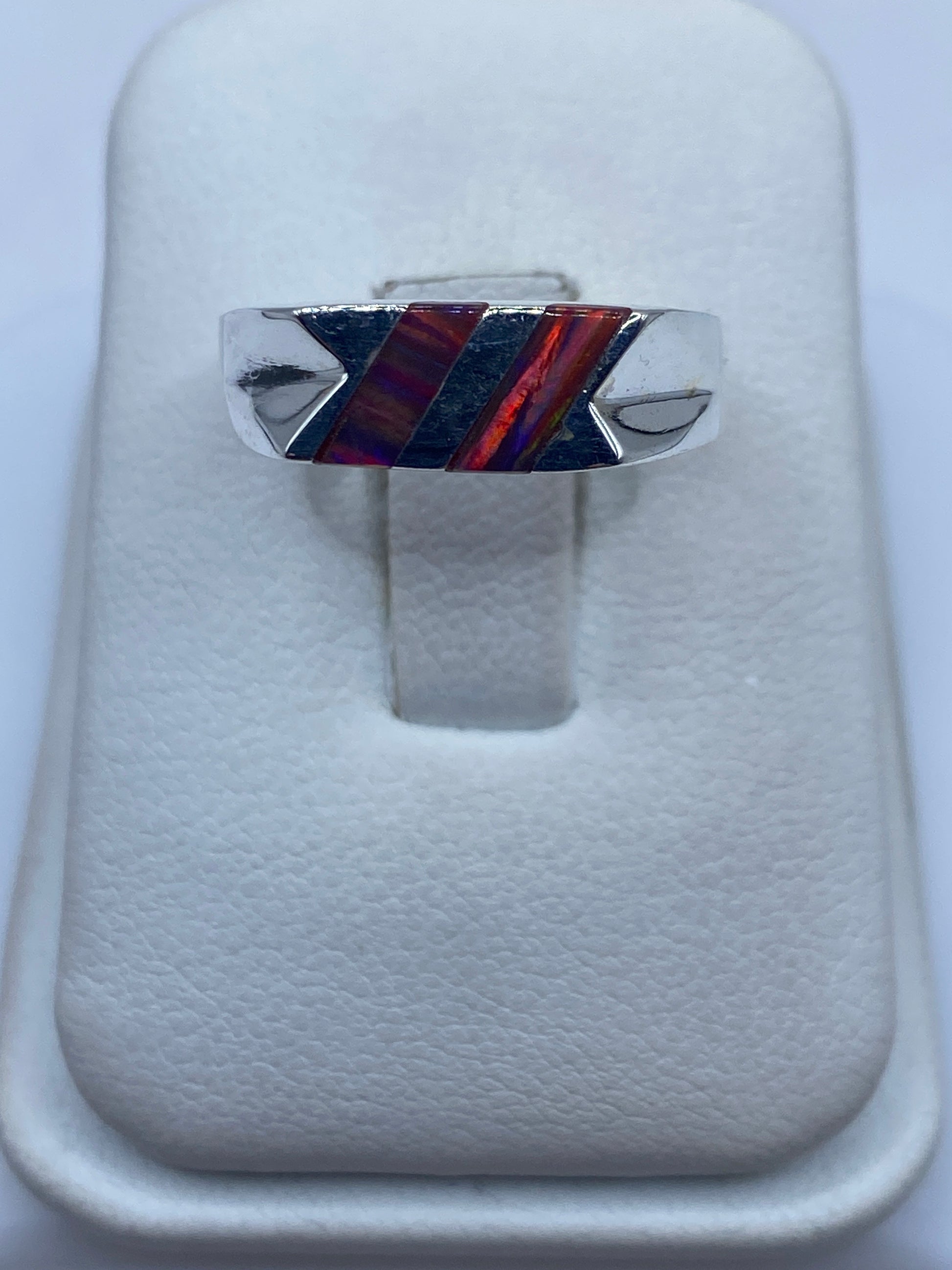Anillo de plata con ópalo de fuego multicolor en estuche blanco
