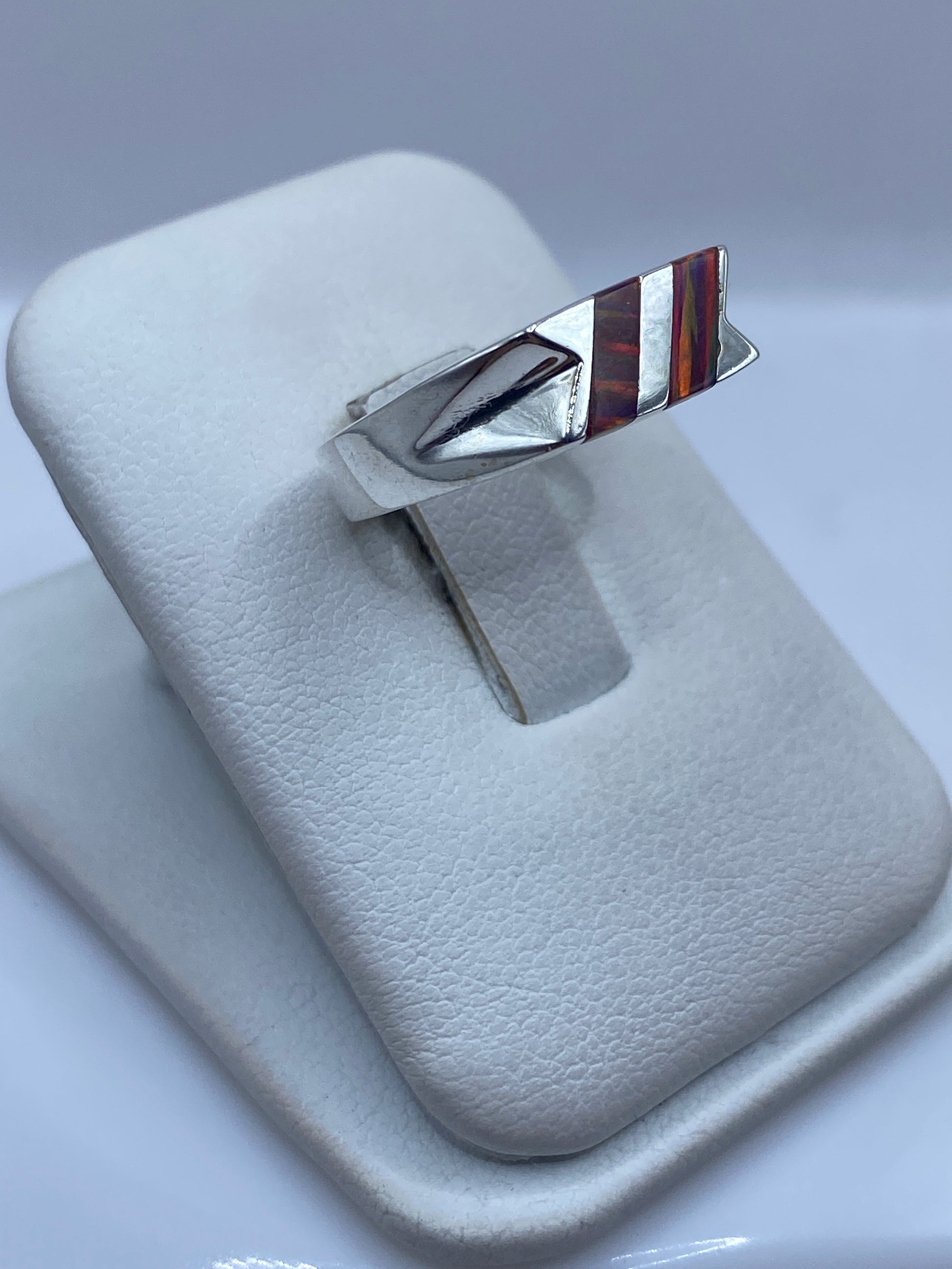 Vista frontal del anillo unisex de plata .925 con ópalo natural
