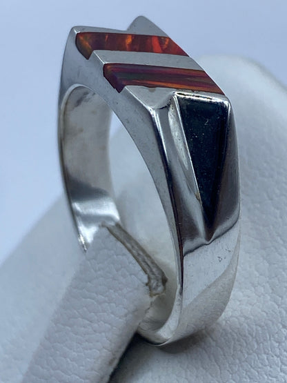 Detalle lateral del anillo mostrando el engaste a mano y el brillo del ópalo