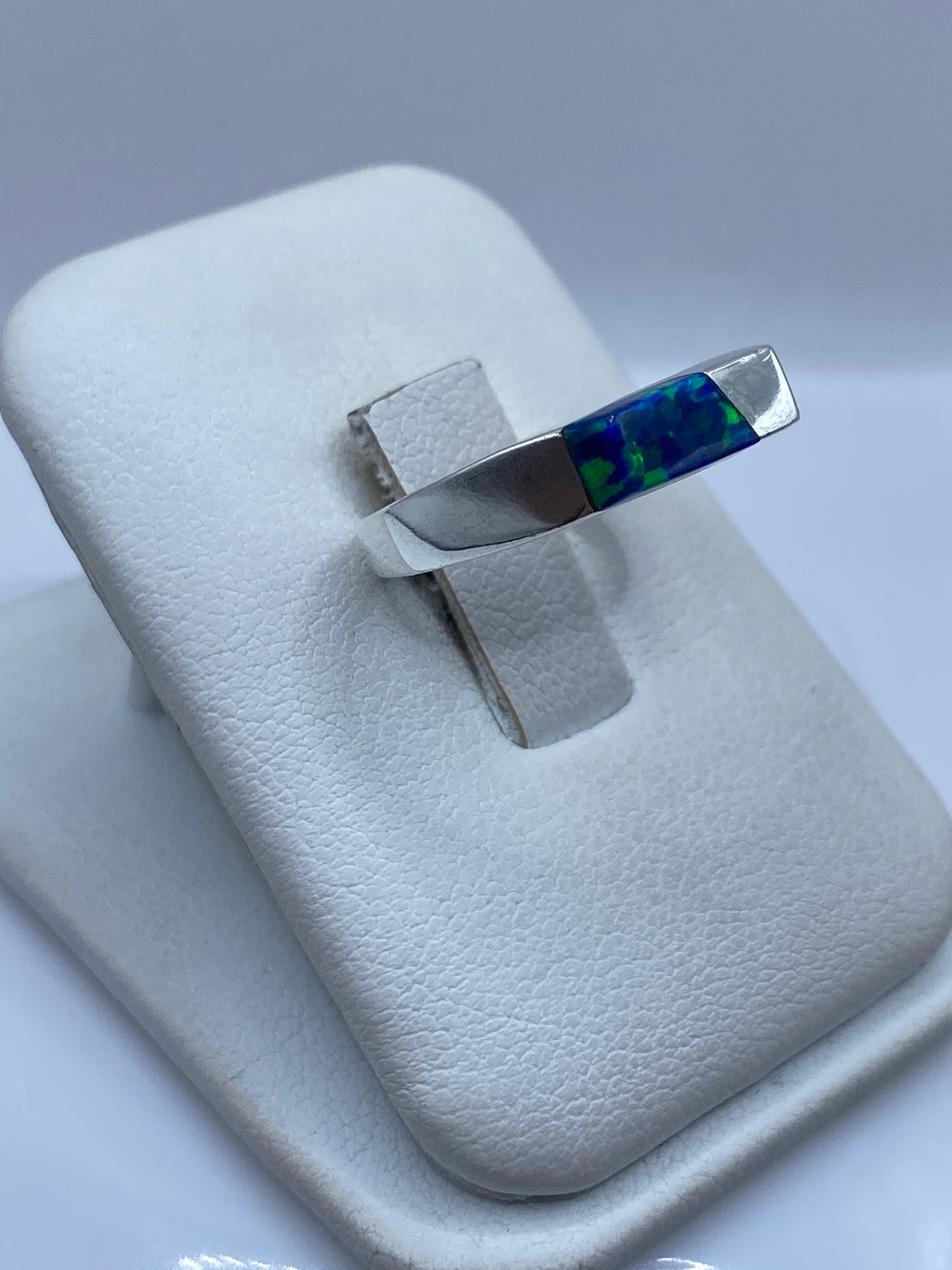 Vista lateral del anillo minimalista de plata pura con ópalo natural