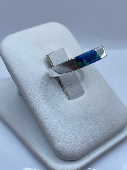 Vista lateral del anillo minimalista de plata pura con ópalo natural