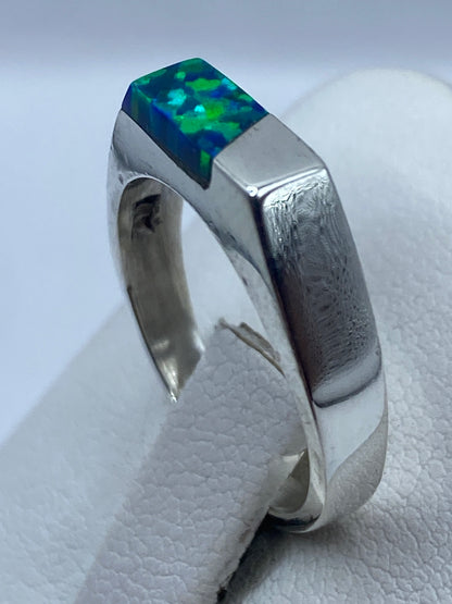 Detalle del ópalo de fuego azul con juego de color en anillo de Taxco