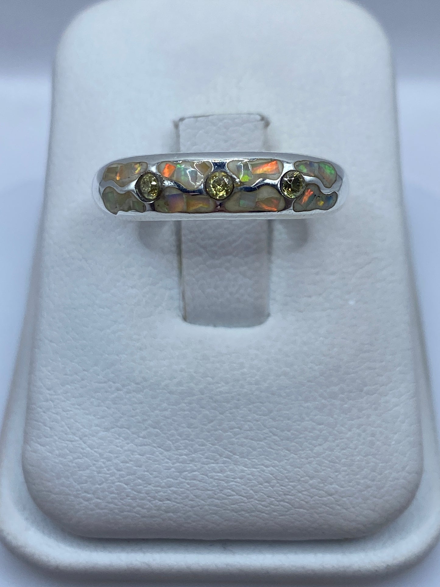 Anillo de plata .950 con ópalo de fuego naranja y verde visto de frente en estuche blanco