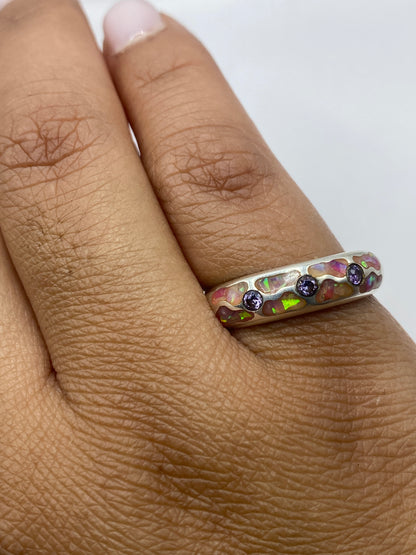 Anillo en la mano mostrando brillo de la plata .950 pura