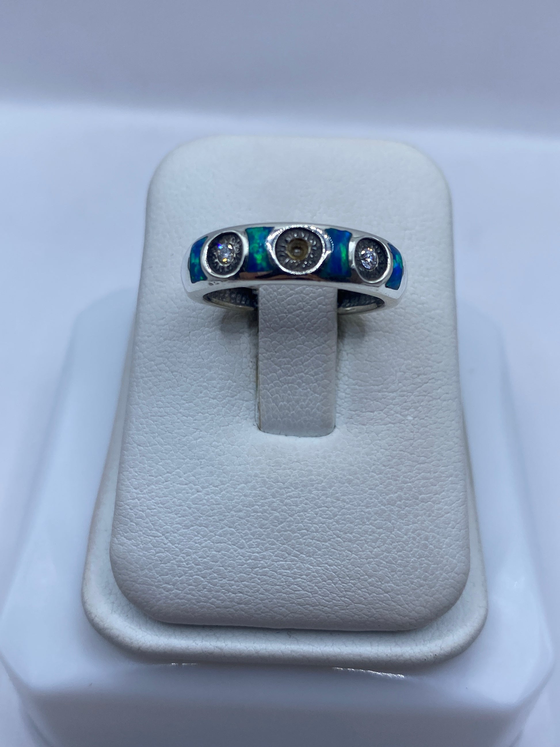 Anillo de plata .950 con tres ópalos de fuego azul engastados en Taxco