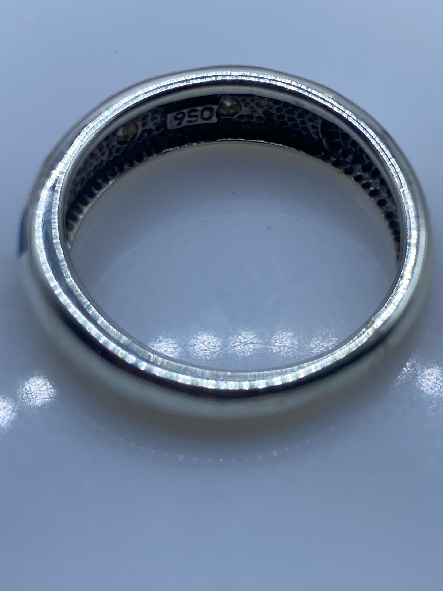Anillo sobre fondo blanco con el sello 950 MEXICO visible en la banda