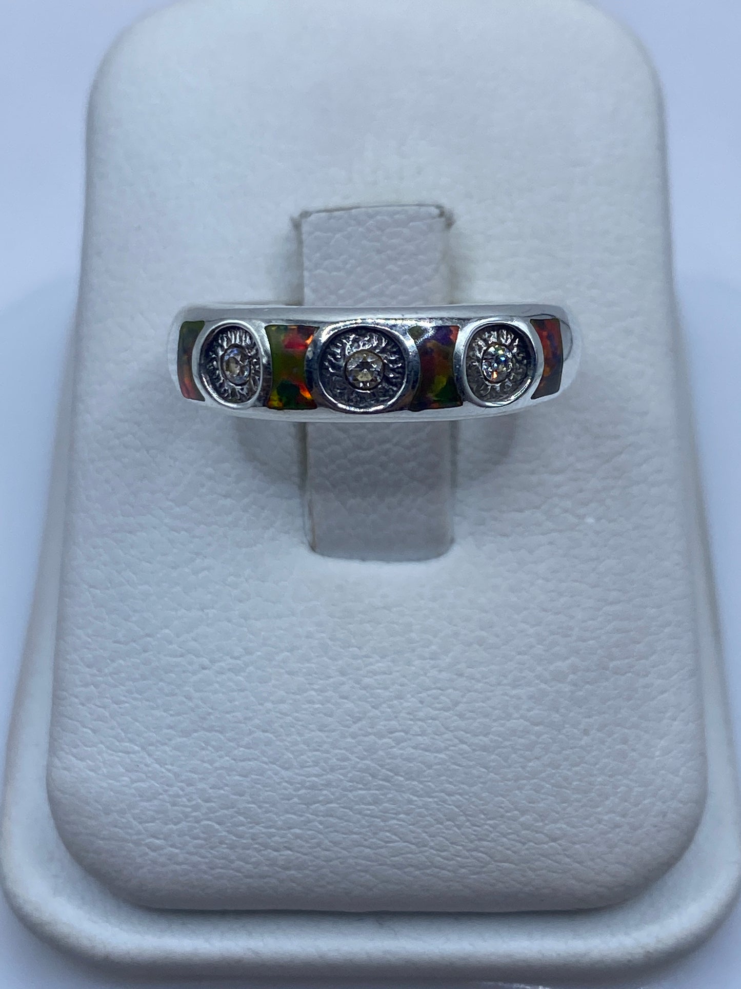 Anillo de plata .950 con ópalo de fuego multicolor engastado, talla 6