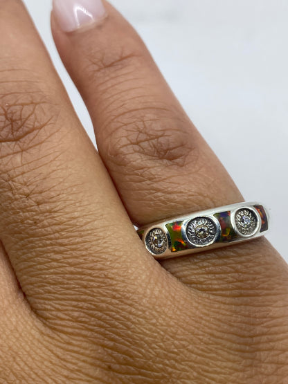 Anillo sobre fondo blanco mostrando el sello 950 en el interior