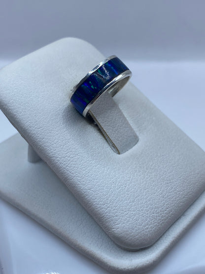 Detalle del ópalo azul engastado en plata minimalista