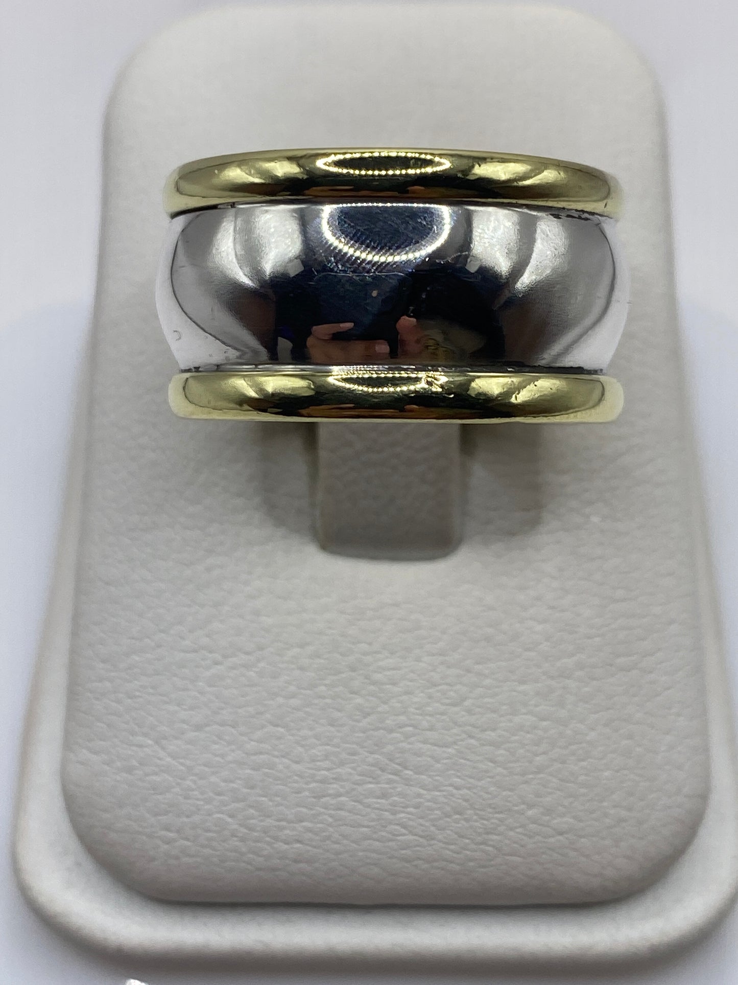 Anillo de plata banda mixta dos tonos en estuche blanco, vista superior